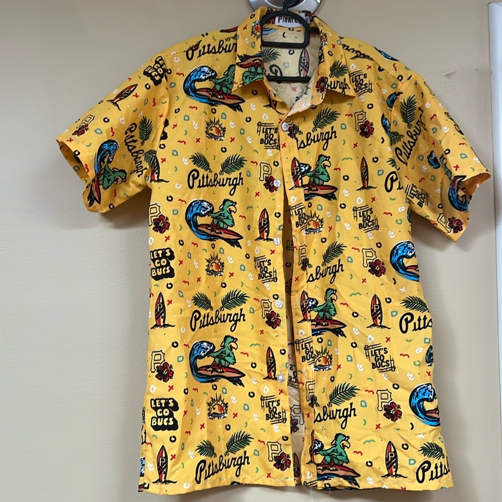 Pirates Hawaiian Shirt size S